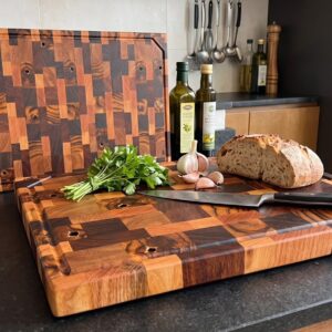 Dos butcher boards Duo de grano final en una cocina, con pan, ajo y perejil